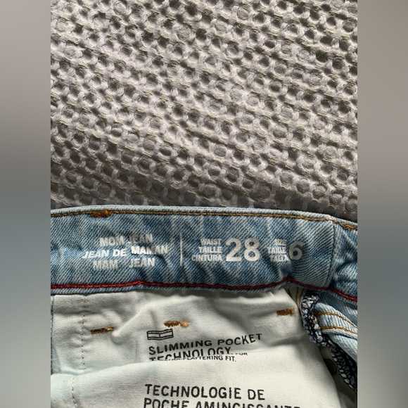 Tommy Hilfiger light wash high waisted mom jeans cut at the bottom - Picture 6 of 6